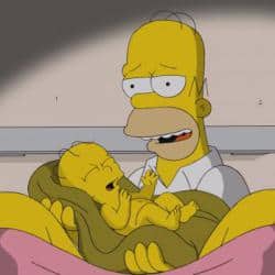 Homer bleibt mit einer hochschwangeren Frau im Aufzug stecken. Mit seiner Hilfe bekommt sie dort ihr Kind - und nennt es aus Dankbarkeit Homer Junior. Homer entwickelt bald eine erstaunliche Zuneigung zu dem Kind. Irgendwann verbringt er mit ihm mehr Zeit als mit seiner eigenen Familie. Als Marge herausfindet, wo sich Homer nach der Arbeit immer...
